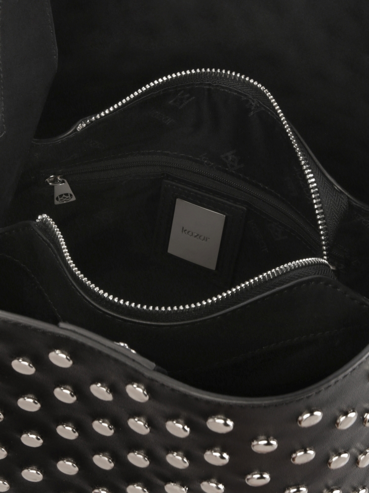 Czarna skórzana torebka zdobiona oągłymi nitami