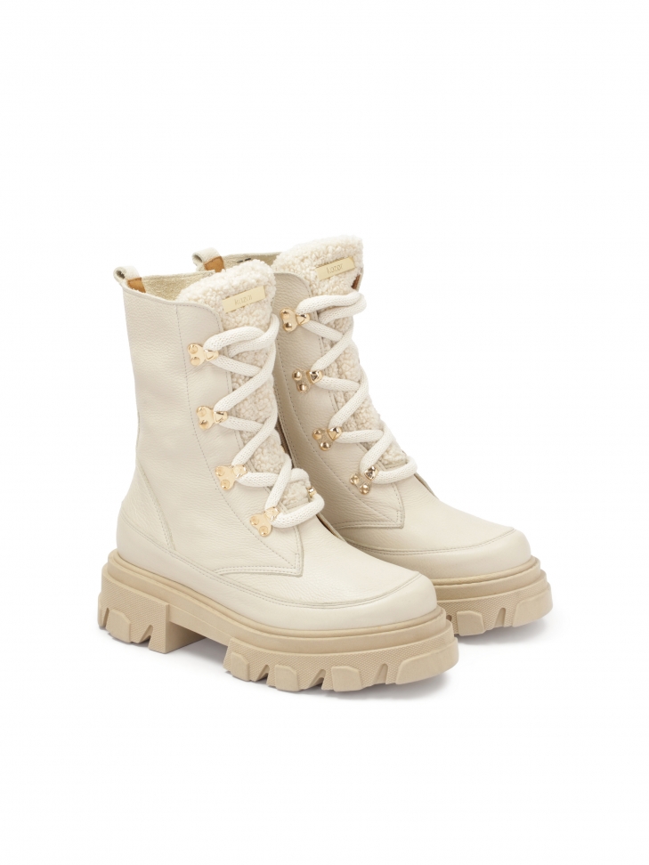 Beżowe trzewiki z wysoką sznurowaną cholewką