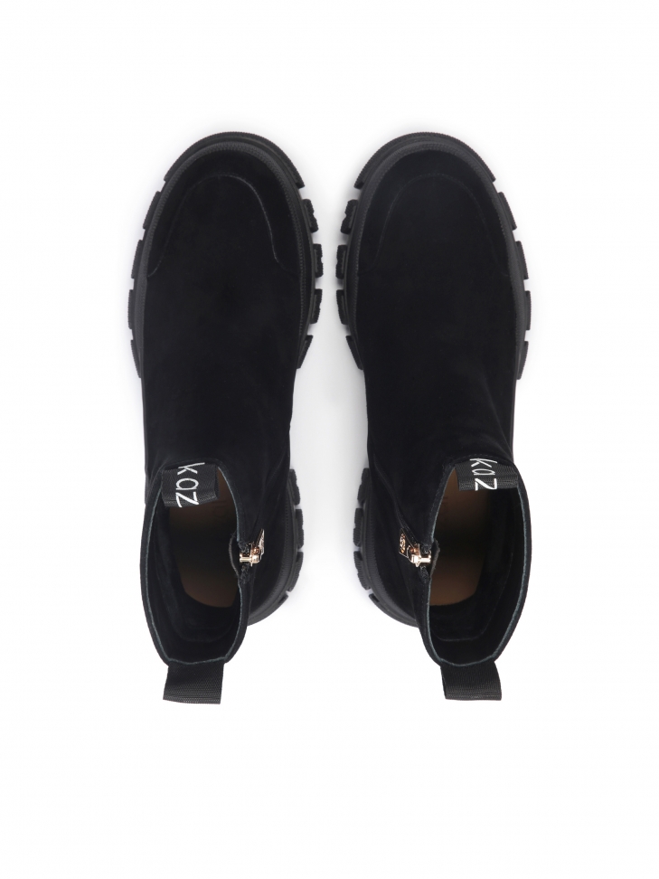 Zamszowe trzewiki z nakładką na nosku i pięcie