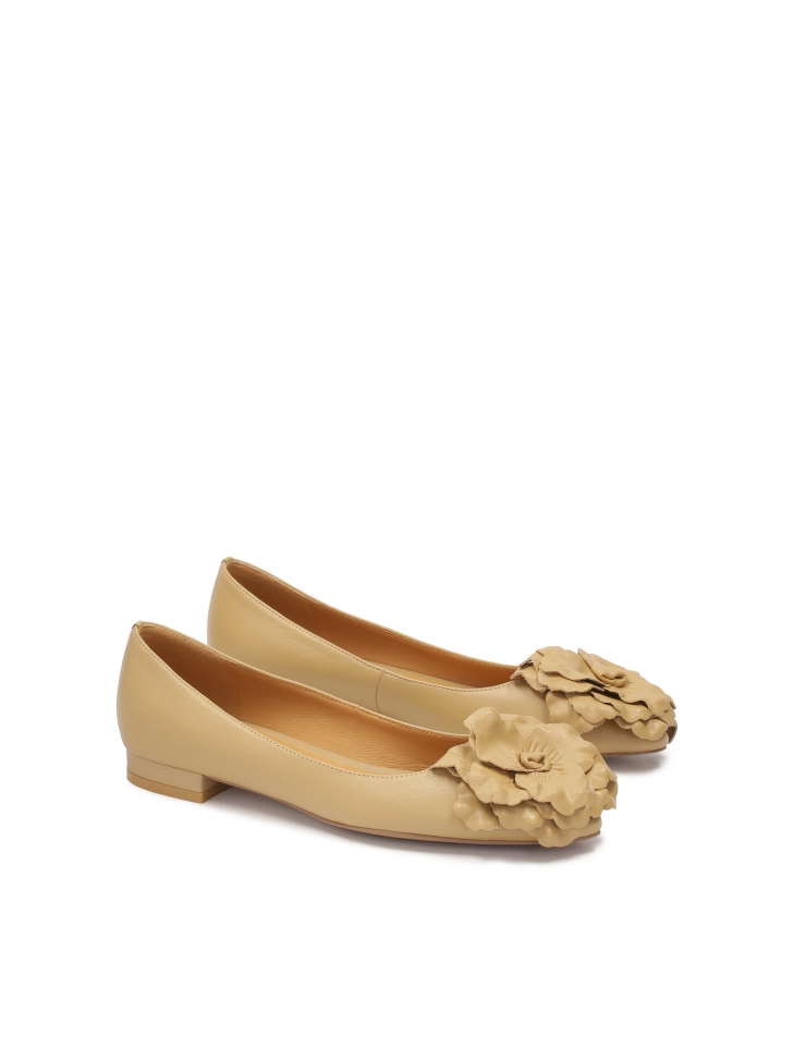 Beżowe płaskie czółenka z kwiatkiem
