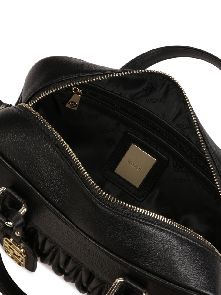 Czarna torebka o ciekawym kształcie