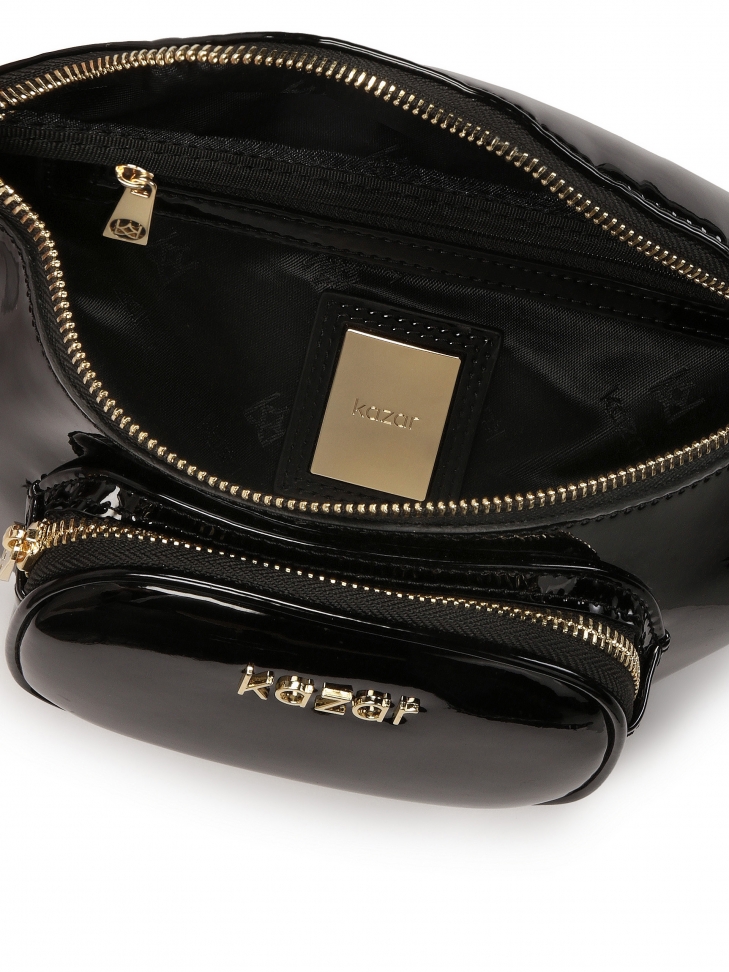 Lakierowana nerka na łańcuszku ze skórzaną wstawką