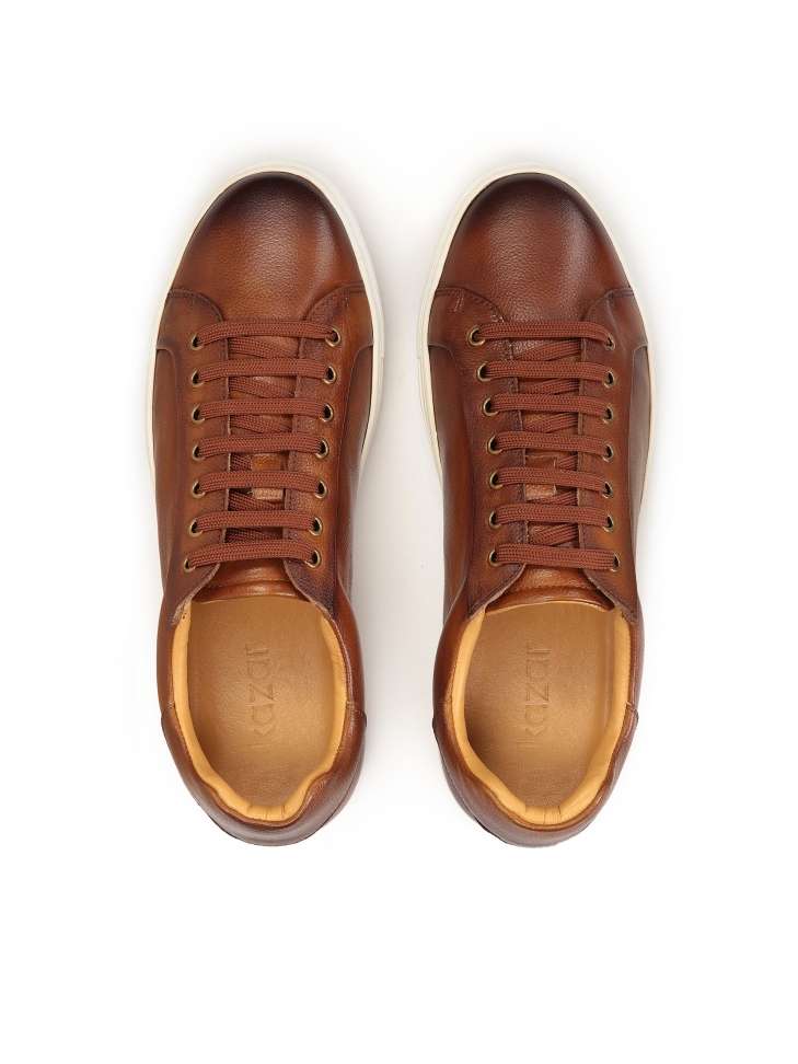 Minimalistyczne brązowe sneakersy z białą podeszwą