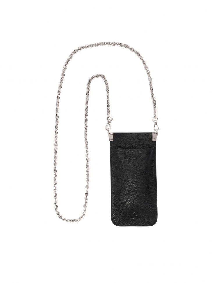 Modne czarne etui na telefon zawieszone na srebrnym łańcuszku