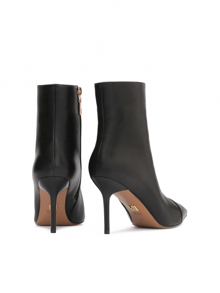 Czarne skórzane botki z noskami zakończonymi w szpic