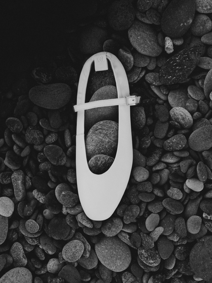 Białe baleriny skórzane z paskiem