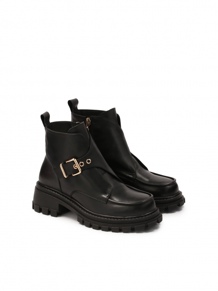 Skórzane botki z ozdobną klapą na sprzączkę