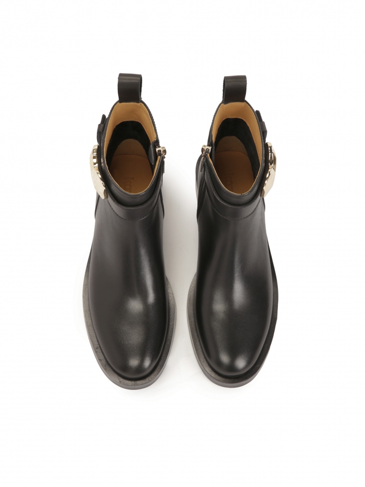 Niskie botki ozdobione metalowym sercem