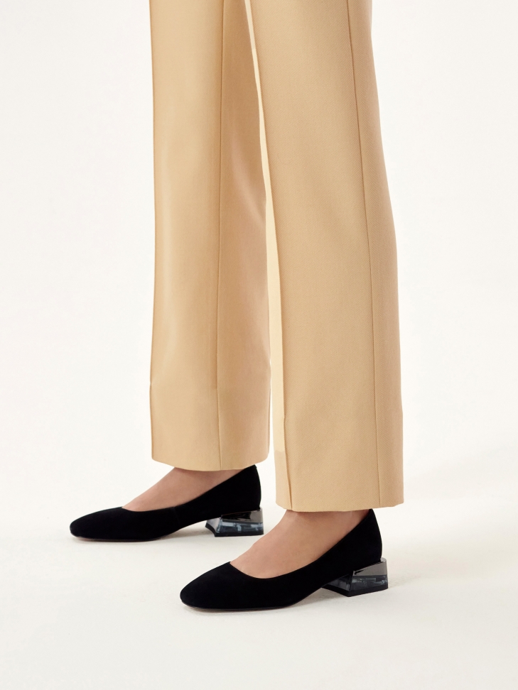 Zamszowe czółenka na niskim obcasie z tworzywa i metalu