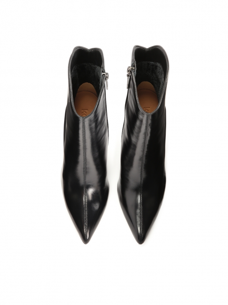 Botki na szpilce z zaoągloną cholewką