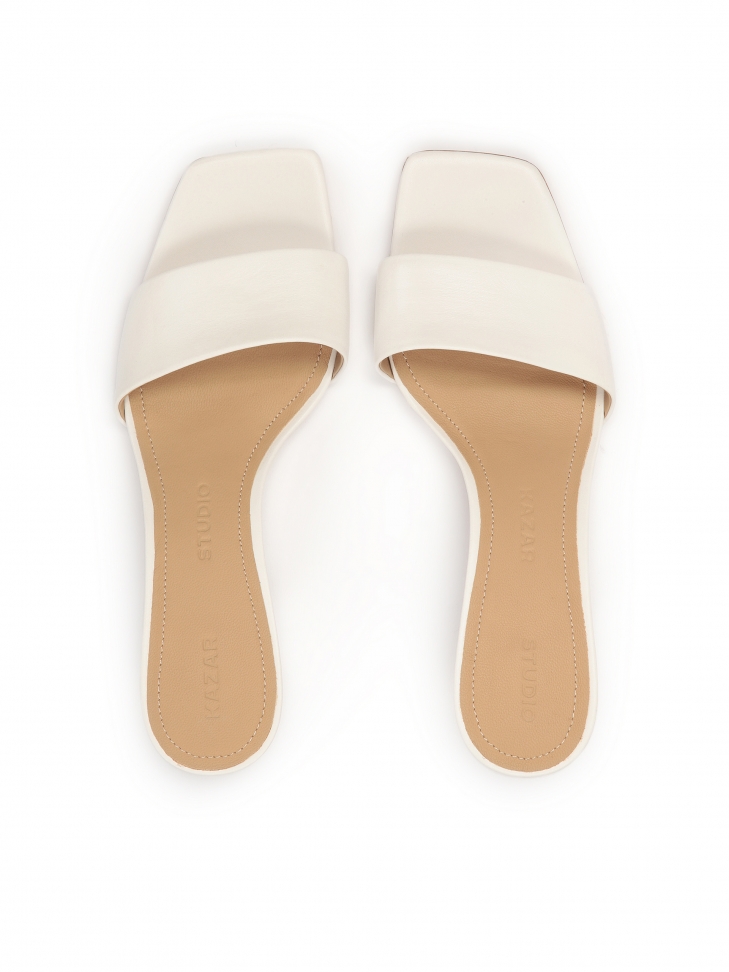Białe minimalistyczne klapki na modnym obcasie