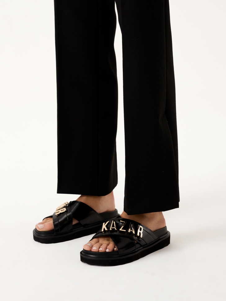 Czarne skórzane klapki z metalowym napisem