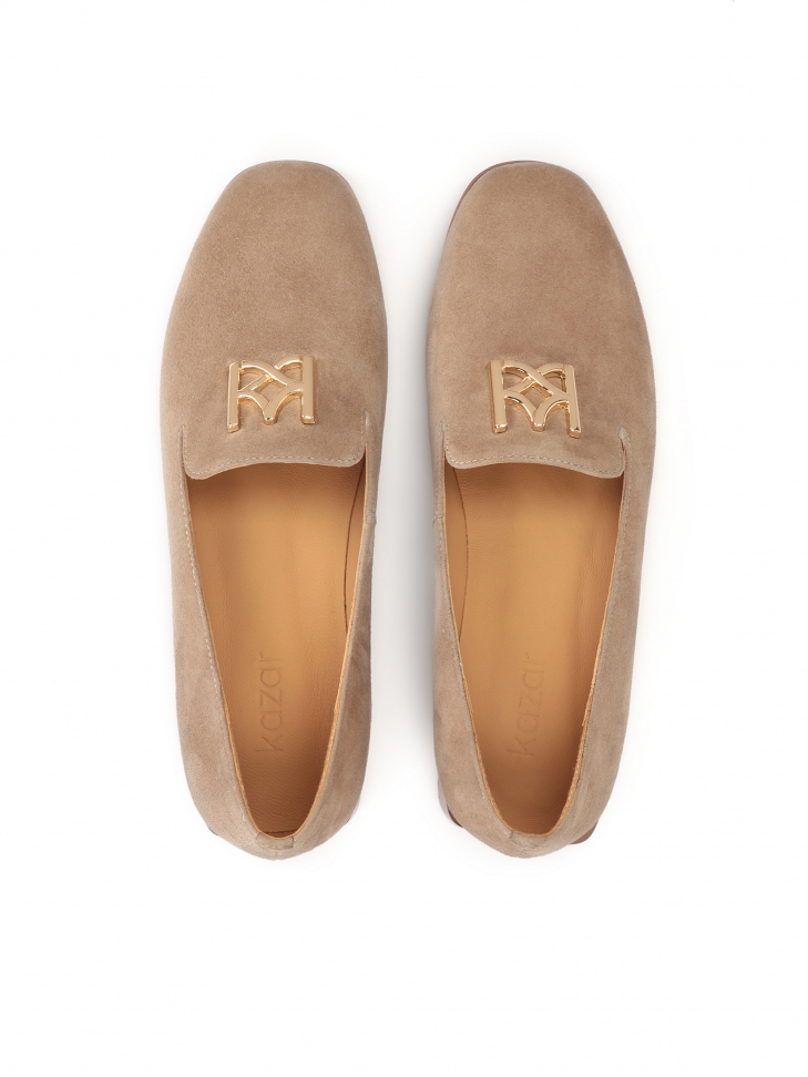 Zamszowe półbuty na zdobionym obcasie