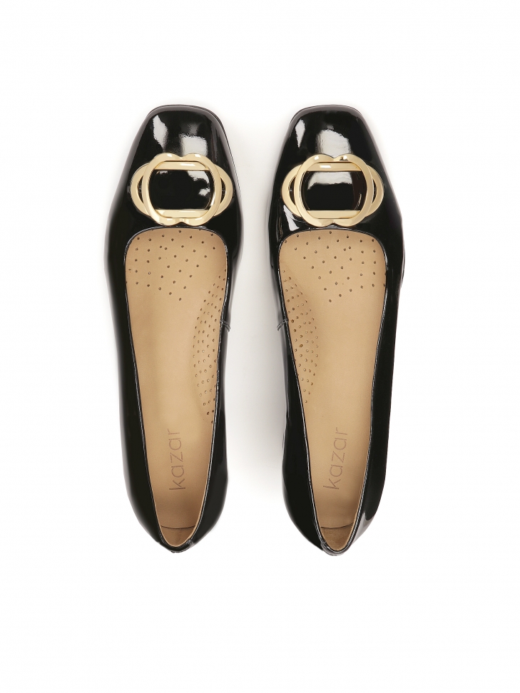 Komfortowe lakierowane czółenka z metalowym akcentem