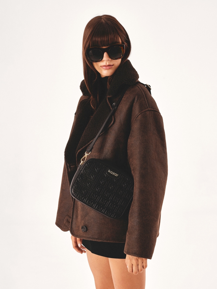 Mała czarna torebka w tłoczony wzór