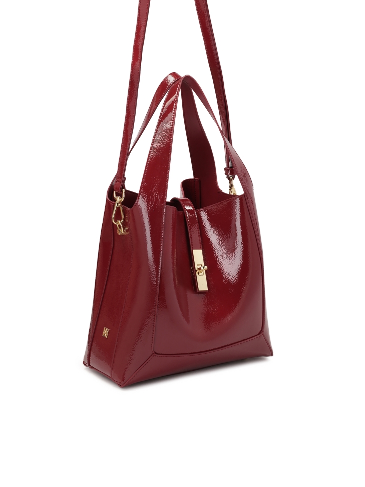 Bordowa torebka z marszczonej lakierowanej skóry