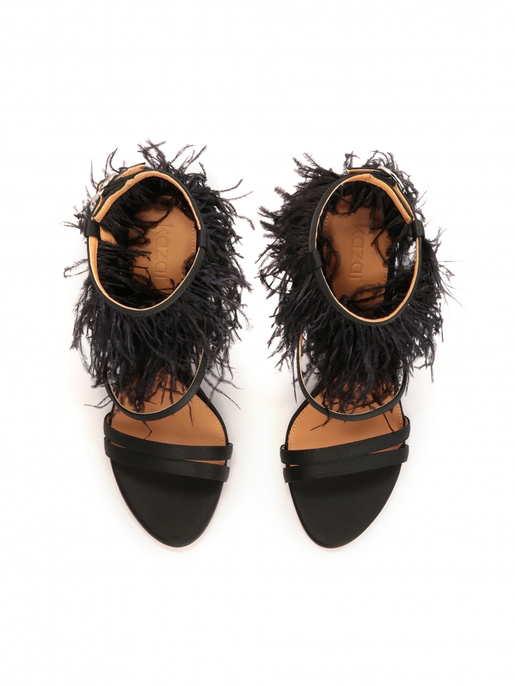 Czarne sandały z tkaniny ozdobione piórami