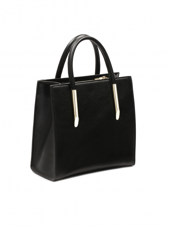 Skórzana torebka w modne pikowanie ze otym brelokiem