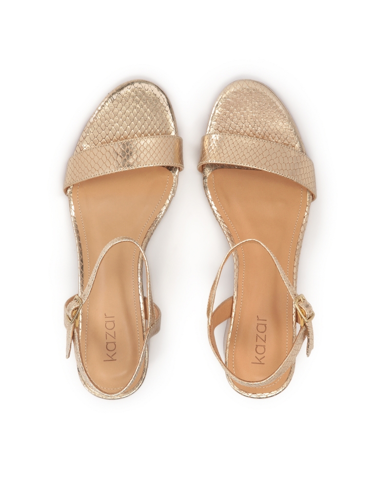 Złote sandały na niskim obcasie