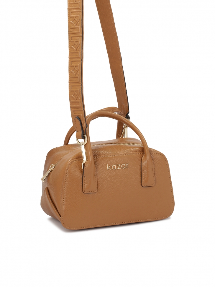 Mała torebka typu kuferek ze zdobionym paskiem