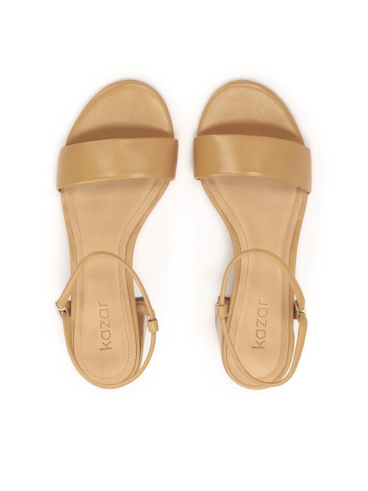 Sandały z szerokim obcasem i oryginalnym zapięciem