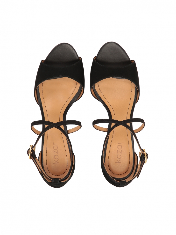 Czarne nubukowe sandały z zyżującymi się paskami