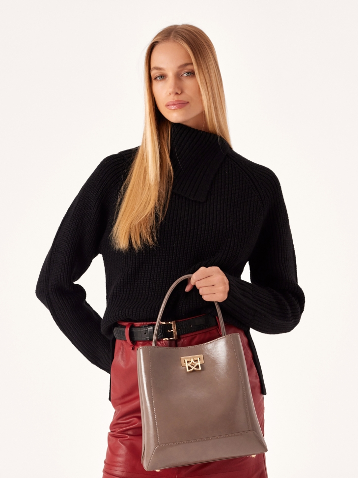 Skórzana torebka z eleganckim zapięciem