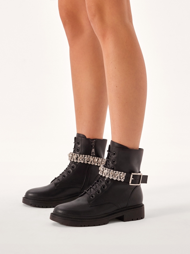 Skórzane trzewiki z odpinanym zdobionym paskiem