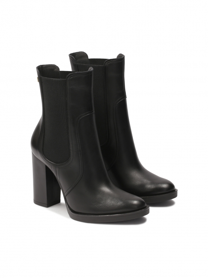 Czarne botki na słupku z elastycznymi wstawkami