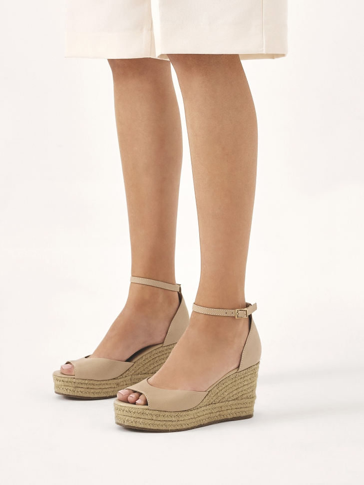 Sandały z koturnem zdobionym sznurkiem