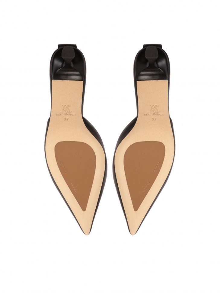 Czarne czółenka na obcasie z wyciętą cholewką