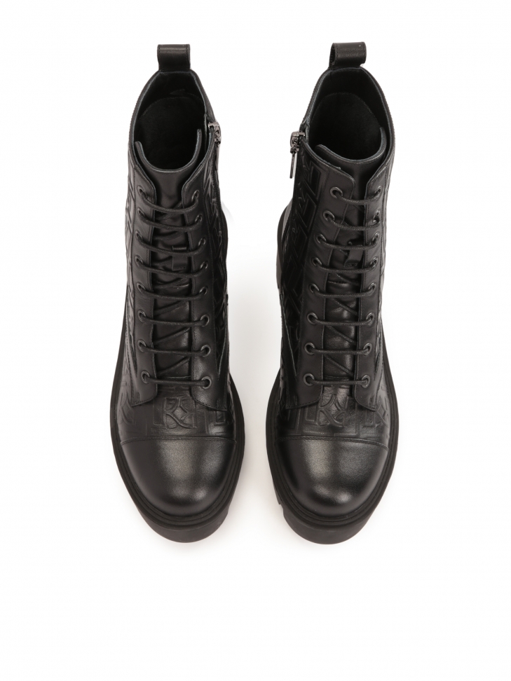 Botki na grubym obcasie zdobione tłoczeniem