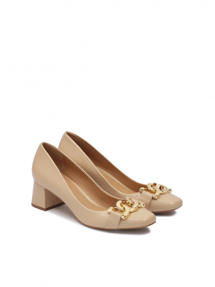 Niskie czółenka z metalową ozdobą