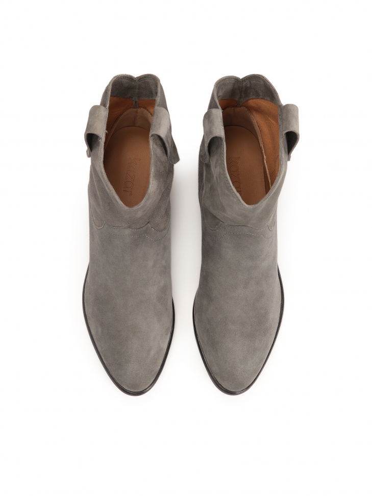 Zamszowe kowbojki ze wsuwaną cholewką