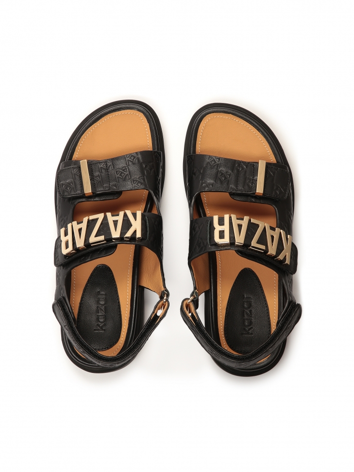 Sandały zdobione metalowym napisem i tłoczeniem