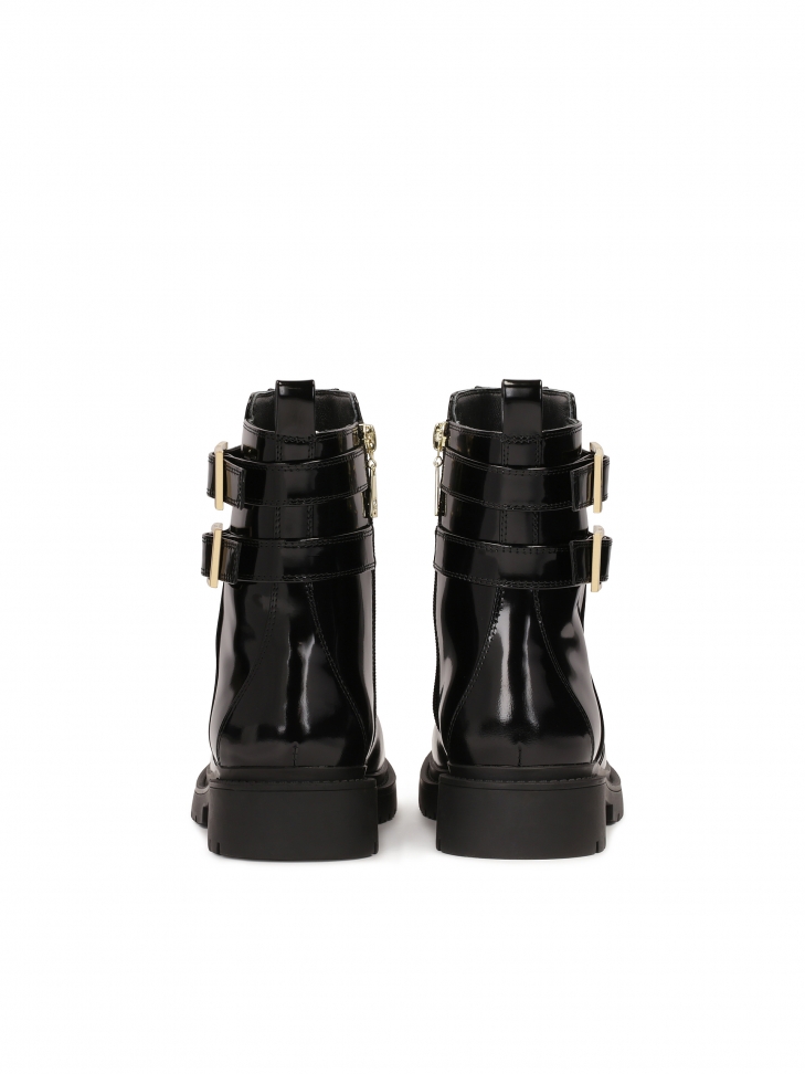 Płaskie botki ze zdobioną klapą na sprzączki