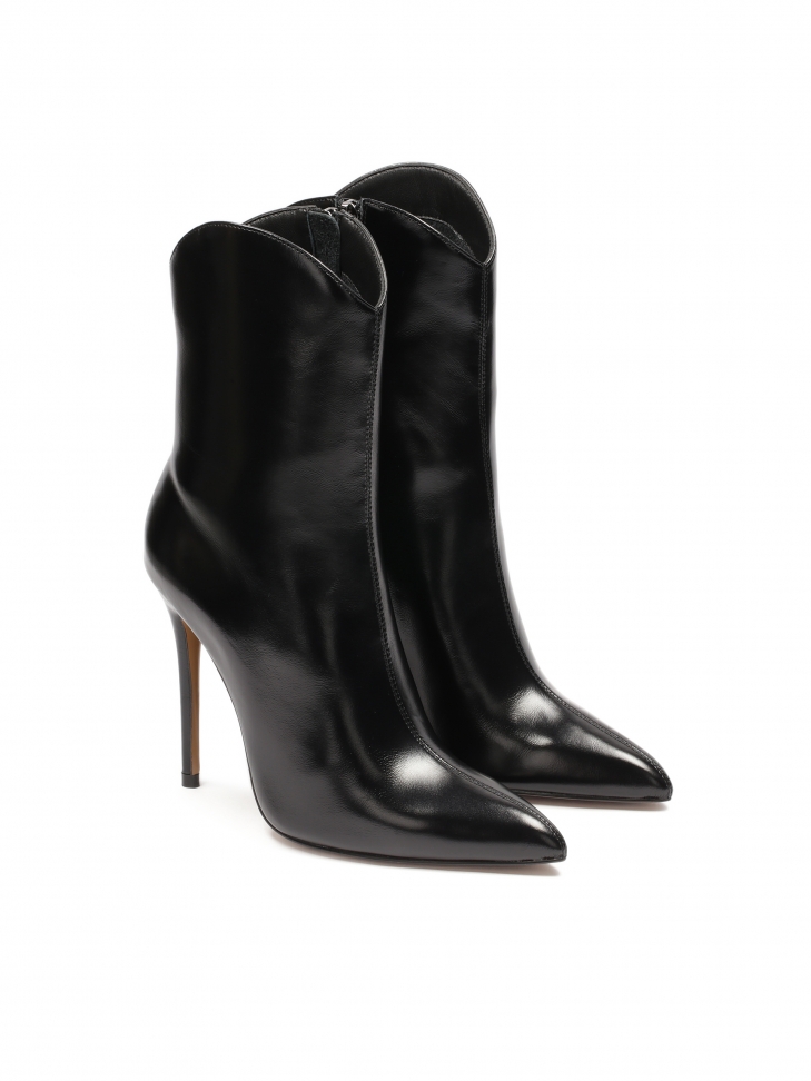 Botki na szpilce z zaoągloną cholewką