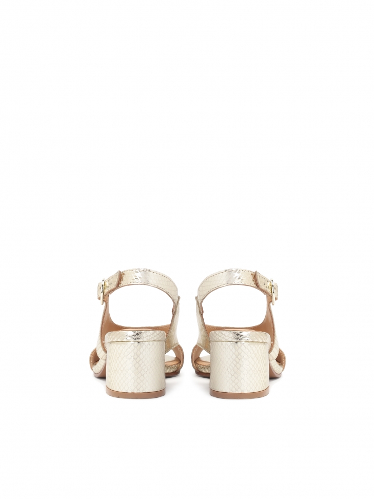 Sandały na słupku z tłoczonej skóry