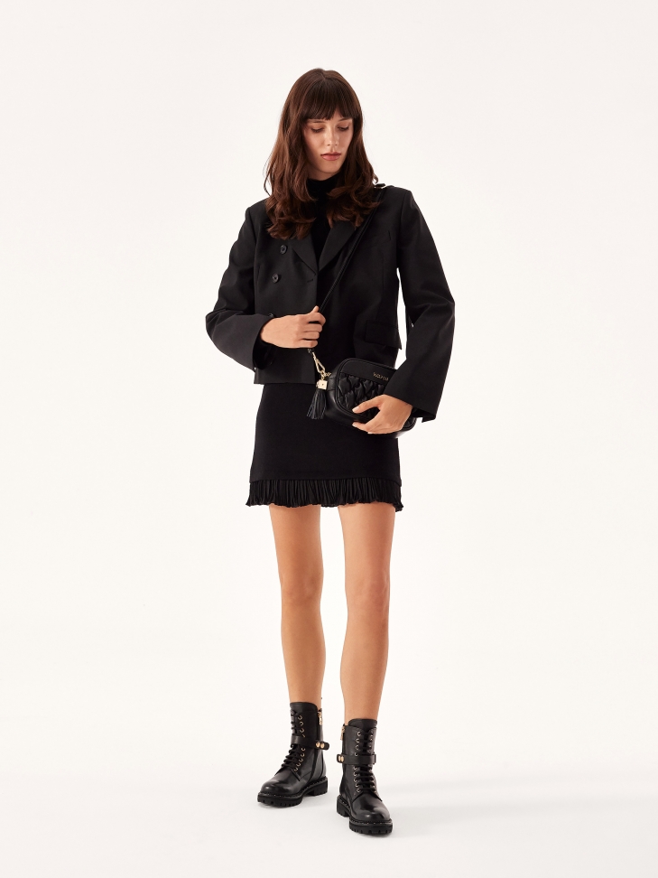 Czarna torebka z pikowaniem na przodzie