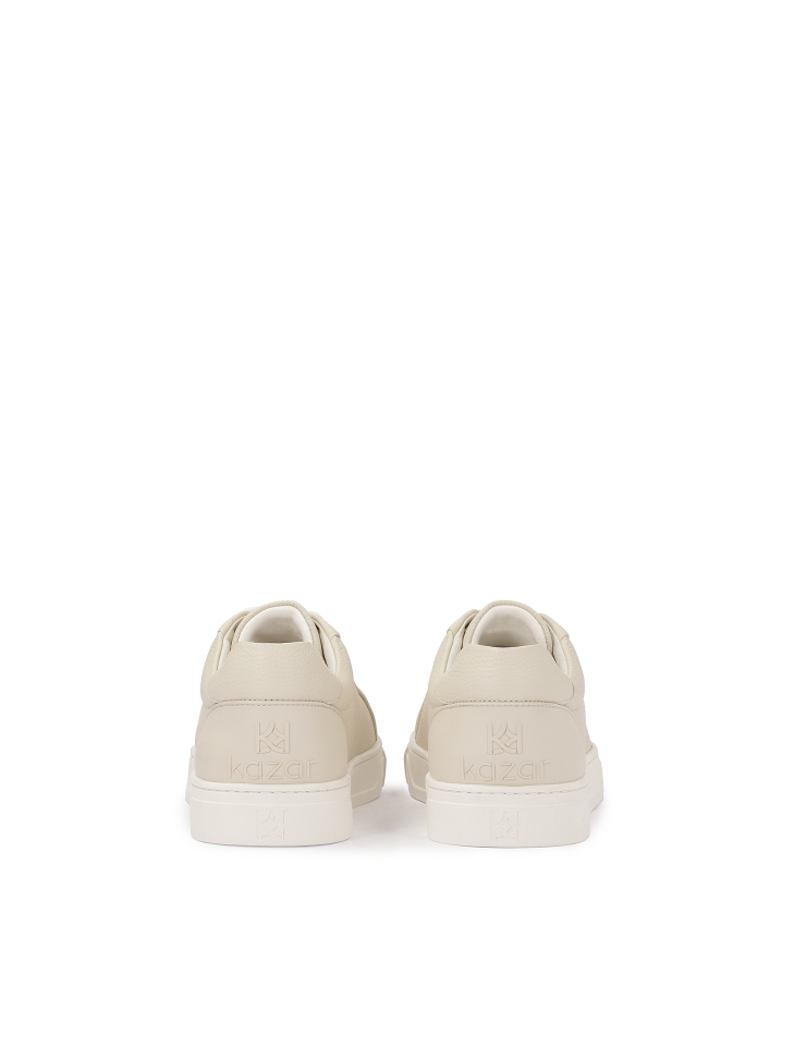 Jasnoszare sneakersy z groszkowej skóry