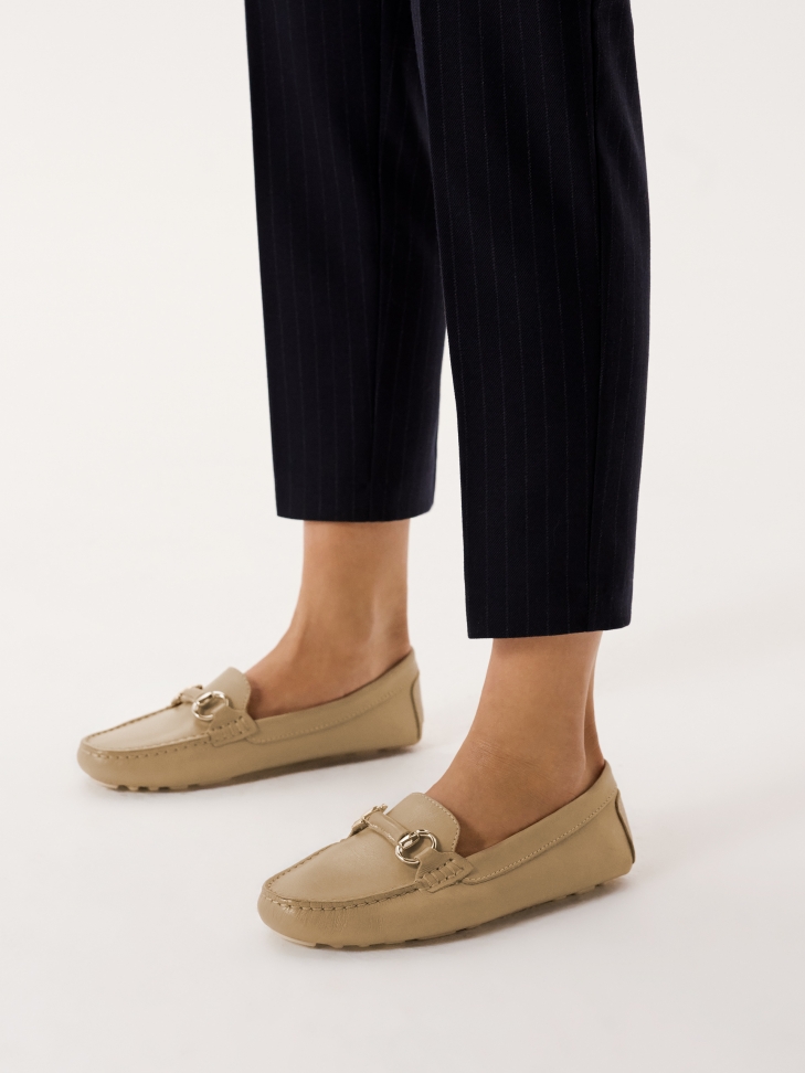 Skórzane mokasyny z metalową klamrą