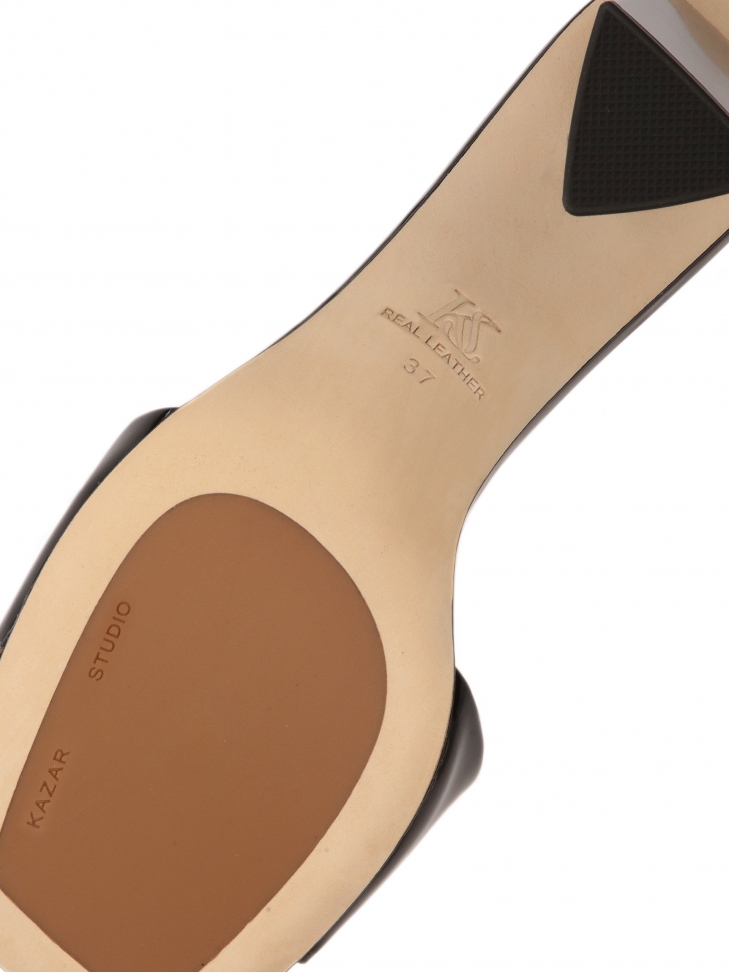 Czarne klapki z błyszczącej skóry na wysokim słupku