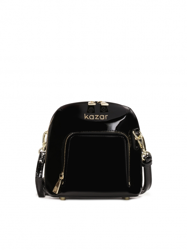 Czarna lakierowana torebka z kieszenią na przodzie