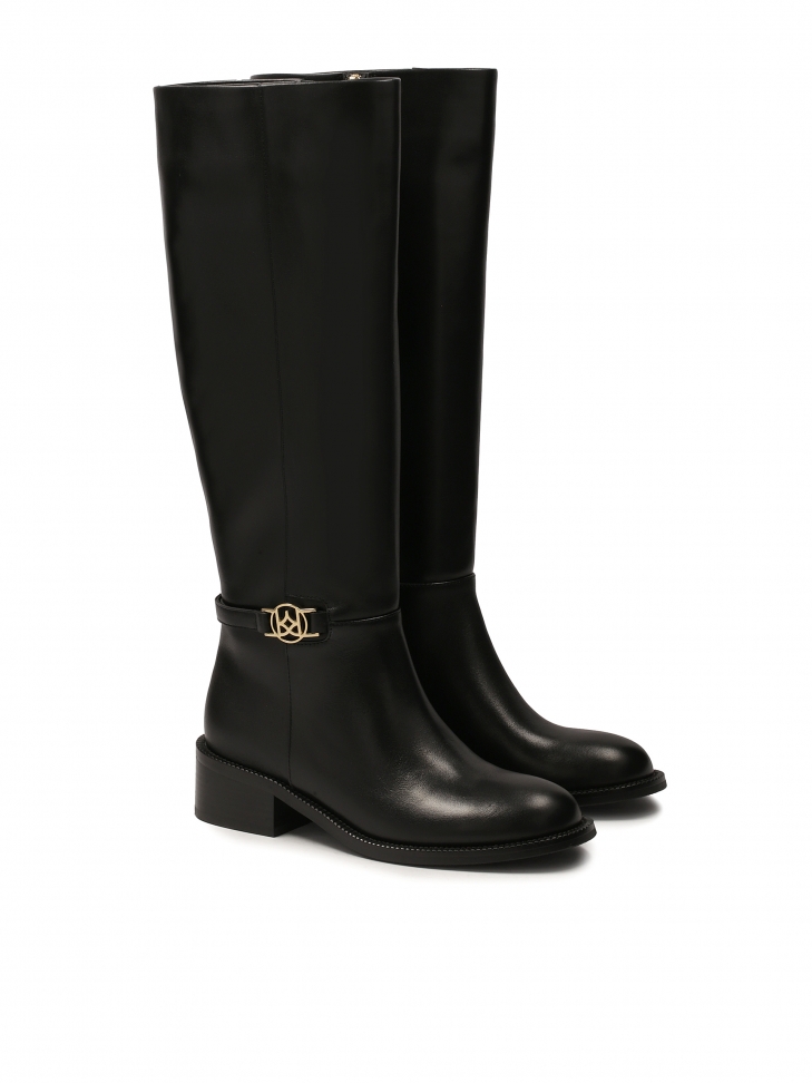 Proste skórzane kozaki z metalowym monogramem