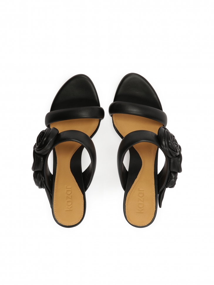 Eleganckie czarne klapki z różami na wysokiej szpilce