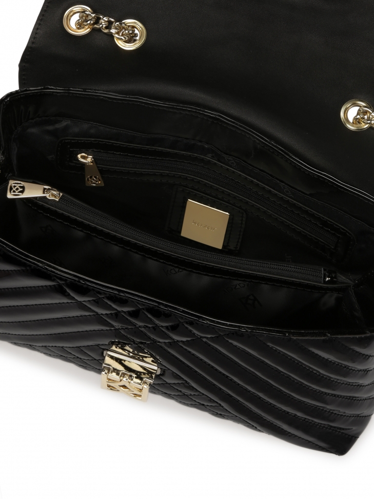 Lakierowana torebka z klapą