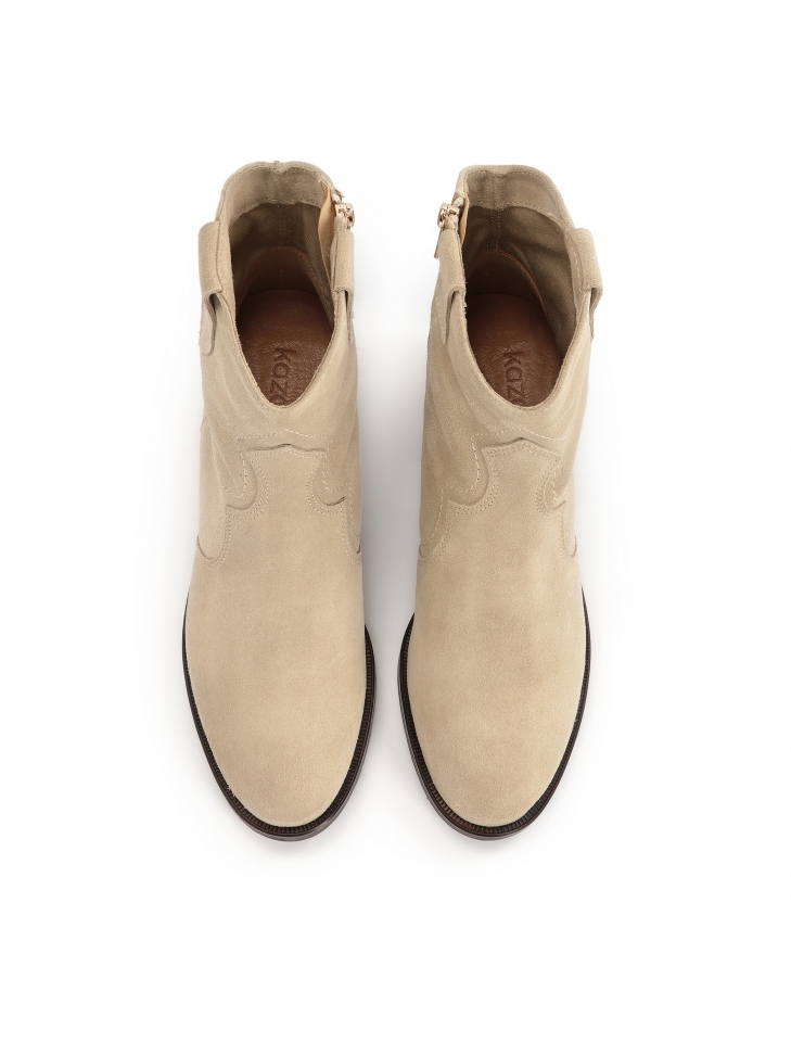 Ponadczasowe kowbojki z zamszu