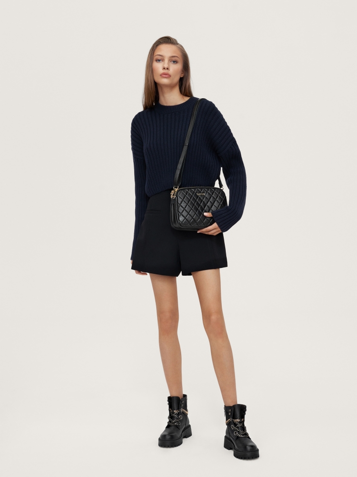 Czarne skórzane trzewiki z łańcuchami na podwyższonej podeszwie