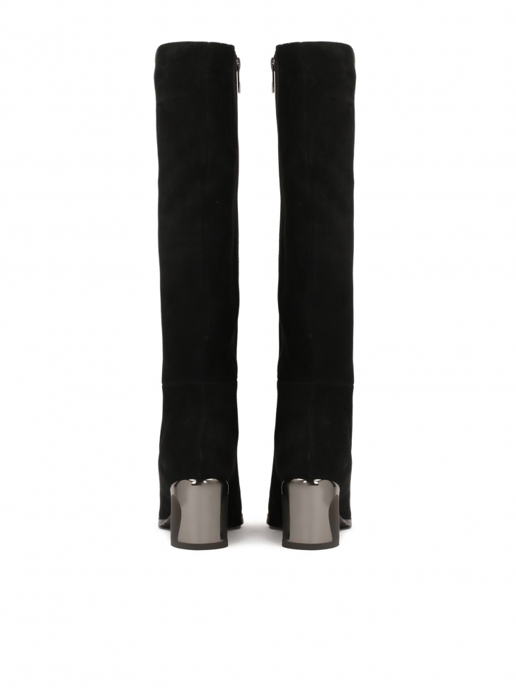 Czarne kozaki z zamszu osadzone na efektownym obcasie