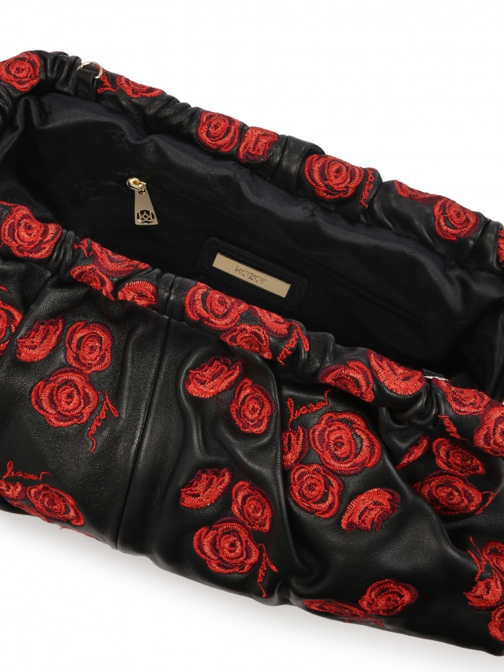 Czarna kopertówka w czerwone róże